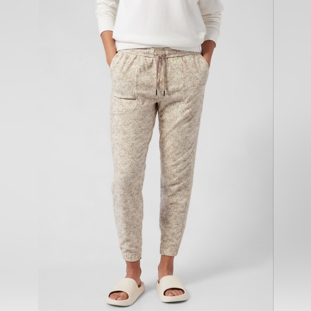 Athleta Farallon Jogger In Pebbles
Texture Abalone